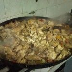 Pollo con vegetales, vino blanco, especias, etc.